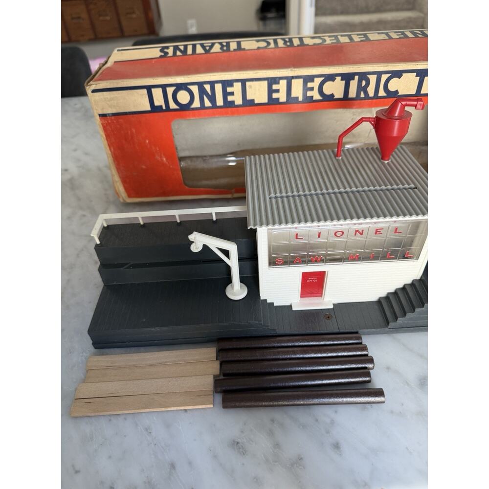 Lionel 6-2301 Operating Sawmill O-Gauge Accessory w/ Original Box, Logs & Boards - Picture 2 of 9
